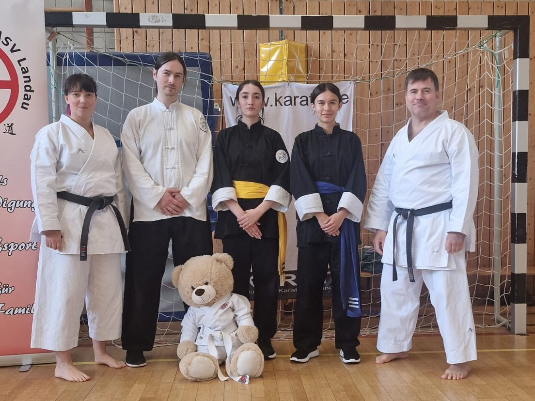 Von links nach rechts zusehen sind: Sandra Gutzmer, 5. Dan Karate, gefolgt von unserem Team in der Mitte: Axel Schlor, Lehrmeister kombinierte SV, Selene Hummel, Assistenzausbilderin in Ausbildungsvorbereitung kombinierte SV, Vanessa Wieland, Assistenzausbilderin in Ausbildung kombinierte SV und rechts: Marcus Gutzmer, 7. Dan Karate.